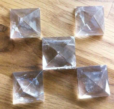 brasiliansk bjergkrystal pyramide