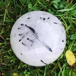 Turmalin kvarts kugle med stand