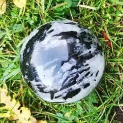 Turmalin kvarts kugle med stand