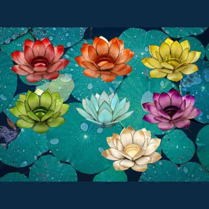 Lotusblomst som fyrfadsstage i chakra farver
