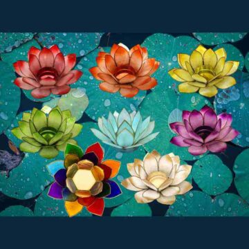 Lotusblomst som fyrfadsstage i chakra-farver ægte