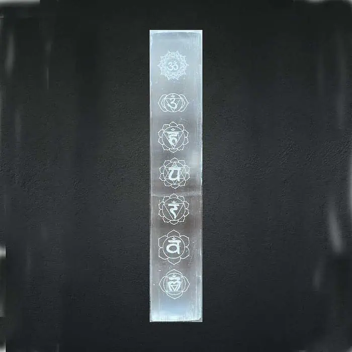 Selenit plade stor med hvide chakra symboler