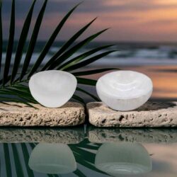 selenitskål, som er en skål lavet ud af selenit, i henholdsvis 6 & 10 Cm