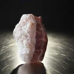 Stilbit klynge 110 G på bund af karneol