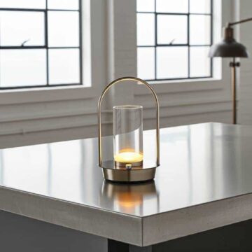 Metal bordlampe med touch kontrol og justerbar lysfarve
