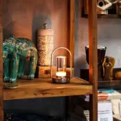 Metal bordlampe med touch kontrol og justerbar lysfarve i behandler rum i en klinik