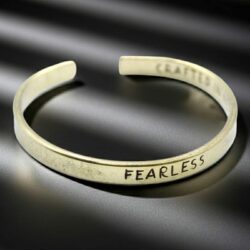 Inspirationsarmbånd i messing fearless