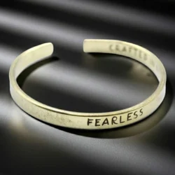 Inspirationsarmbånd i messing fearless