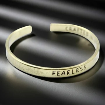 Inspirationsarmbånd i messing fearless
