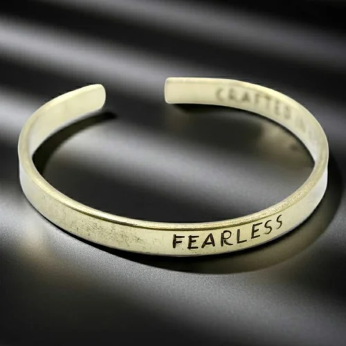 Inspirationsarmbånd i messing fearless