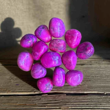 Pink Howlit forbindes primært med stjernetegnet Tvillingerne